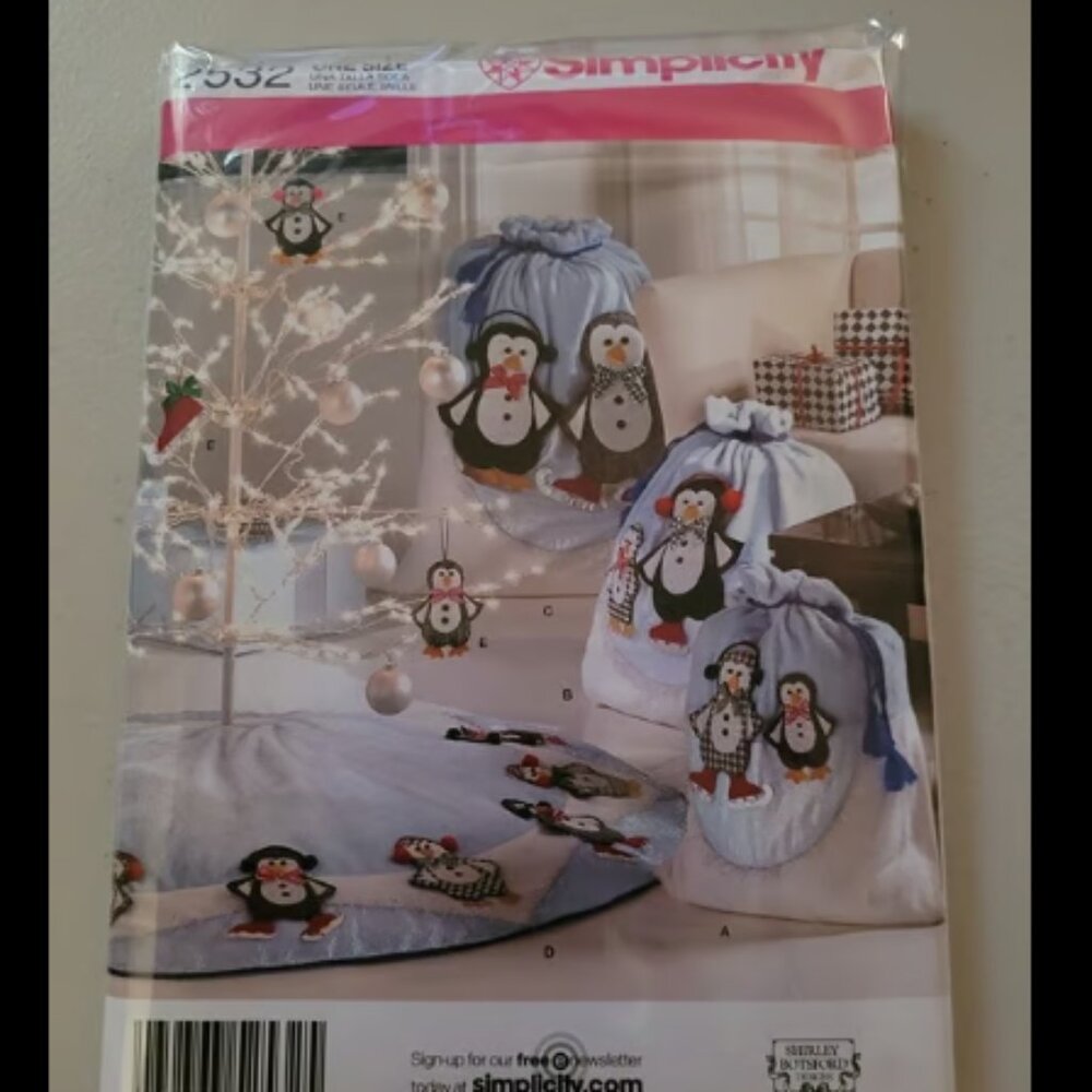 Simplicity 2532 Christmas Penguins Tree Skirt, Gift Bags, Ornaments Pattern